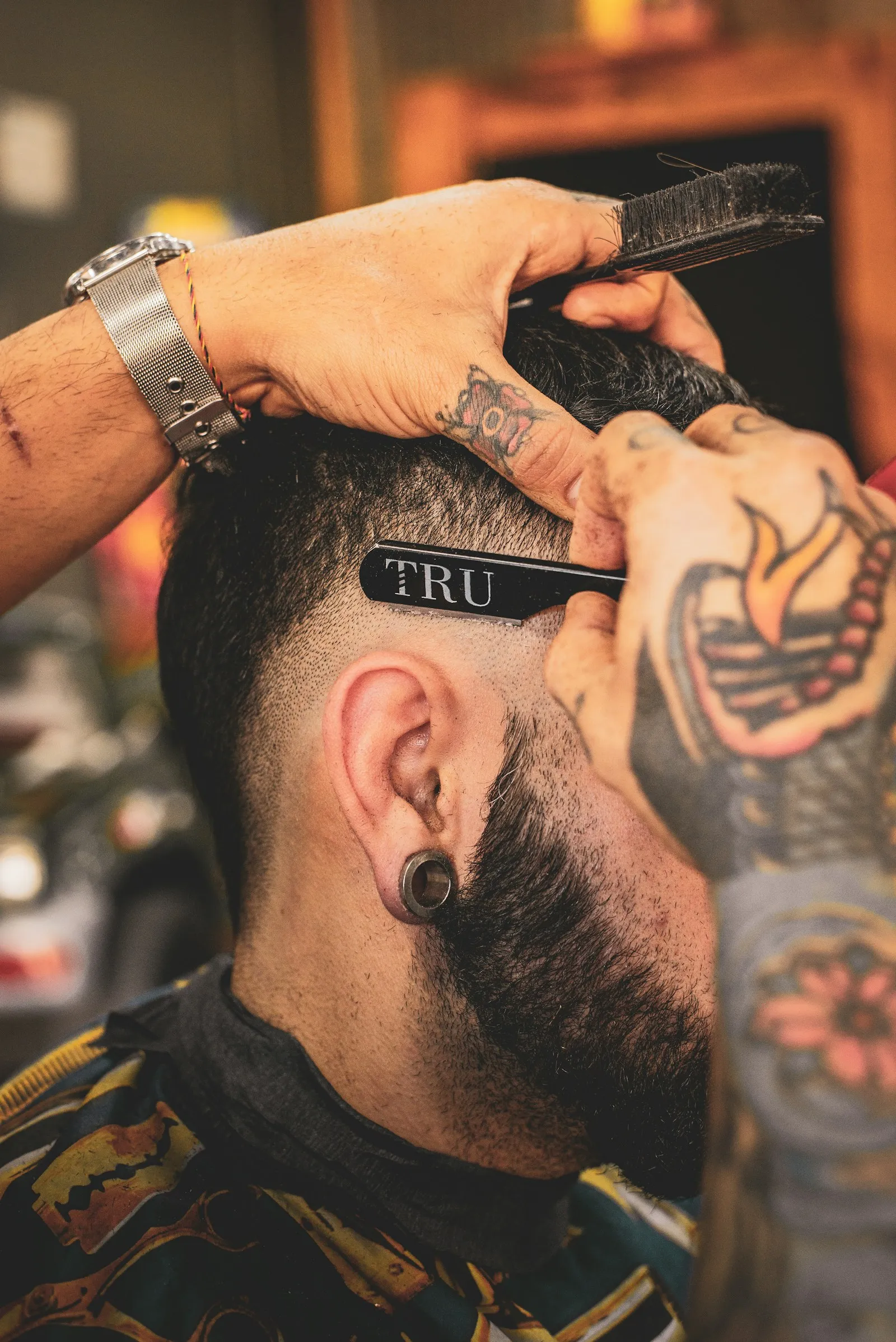 Skin fade z konturem brody
