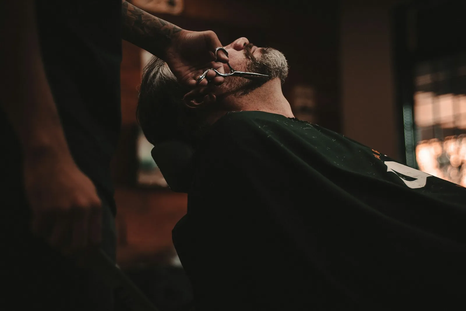 Barber strzyże nożyczkami