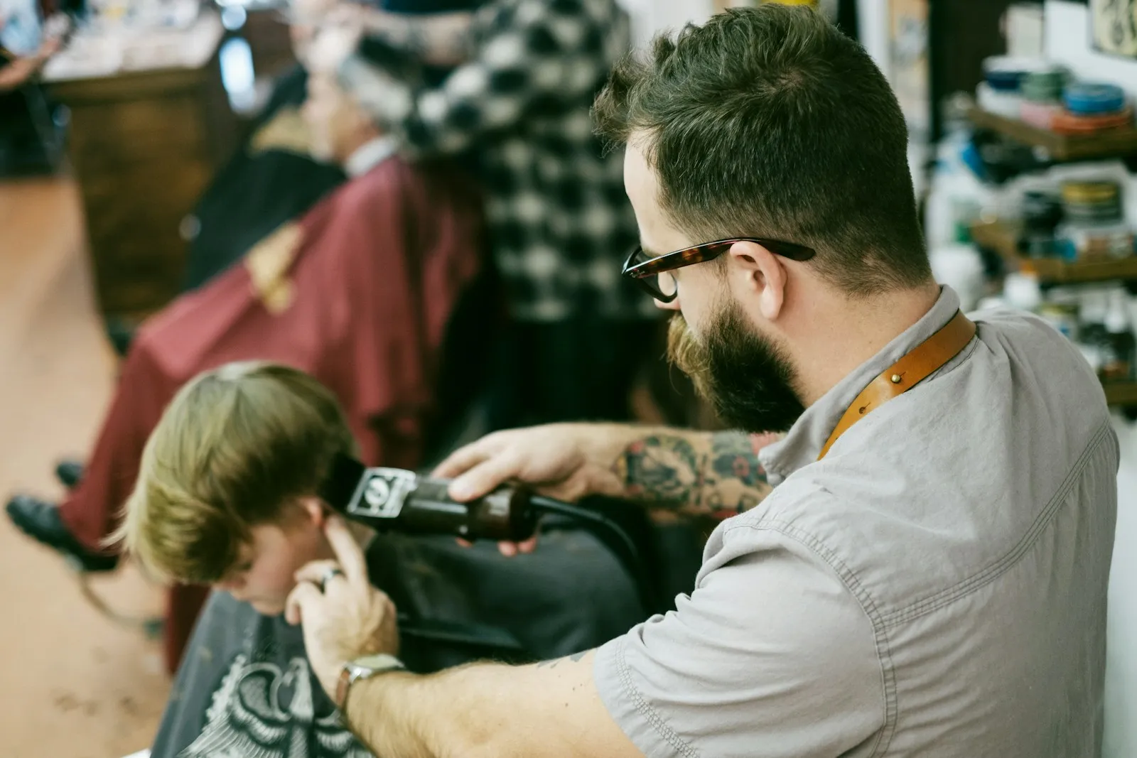 Barber przy pracy w salonie